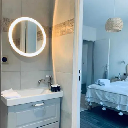 House For 18 People With Cinema Place Morny *