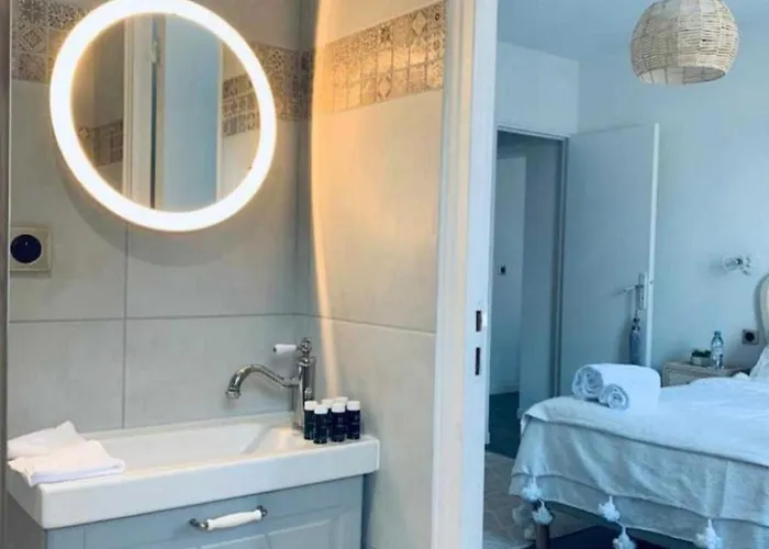 House For 18 People With Cinema Place Morny *