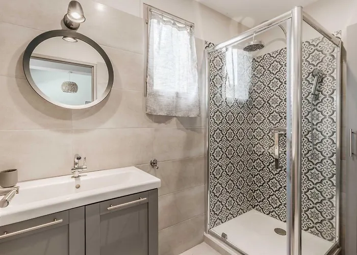 House For 18 People With Cinema Place Morny *