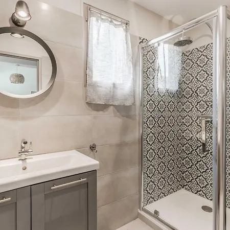 House For 18 People With Cinema Place Morny *