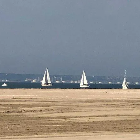 House For 18 People With Cinema Place Morny *