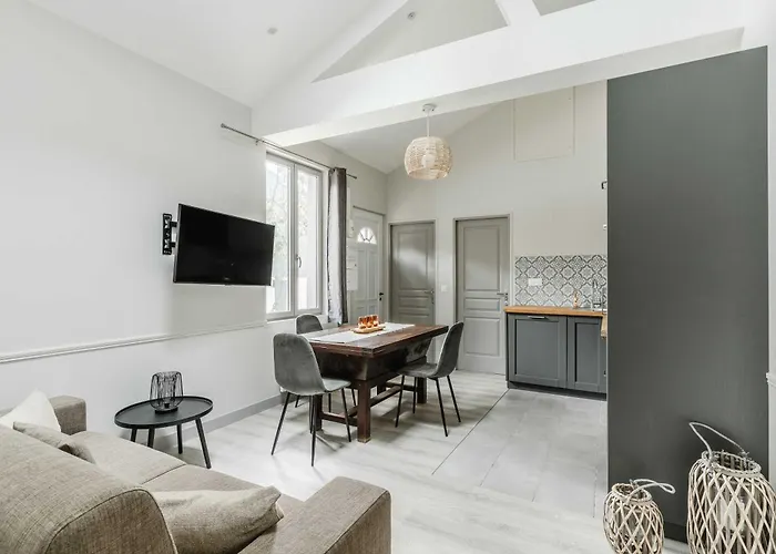 House For 18 People With Cinema Place Morny