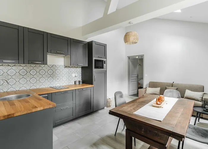 House For 18 People With Cinema Place Morny 度假居 *