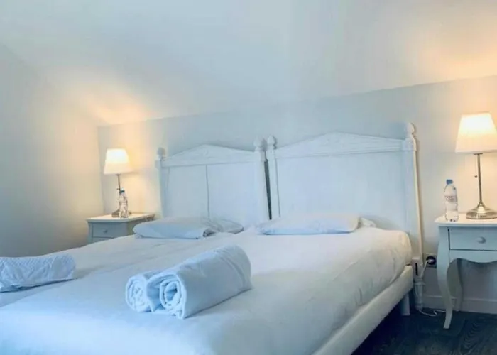 House For 18 People With Cinema Place Morny *